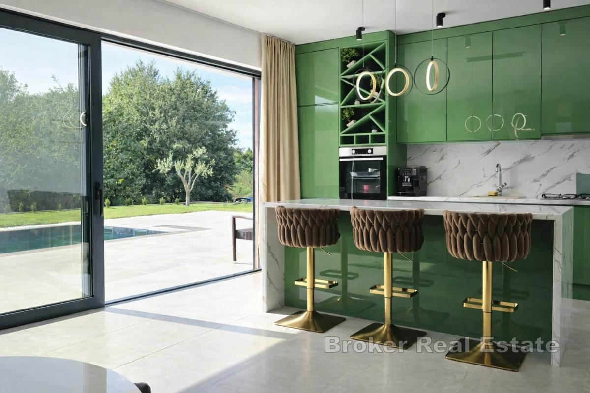 Moderní vila s bazénem a dvěma nezávislými bytovými jednotkami