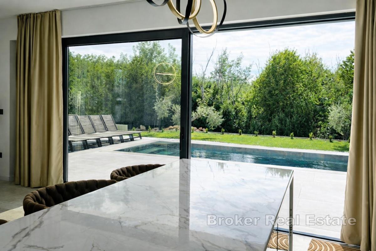 Moderní vila s bazénem a dvěma nezávislými bytovými jednotkami