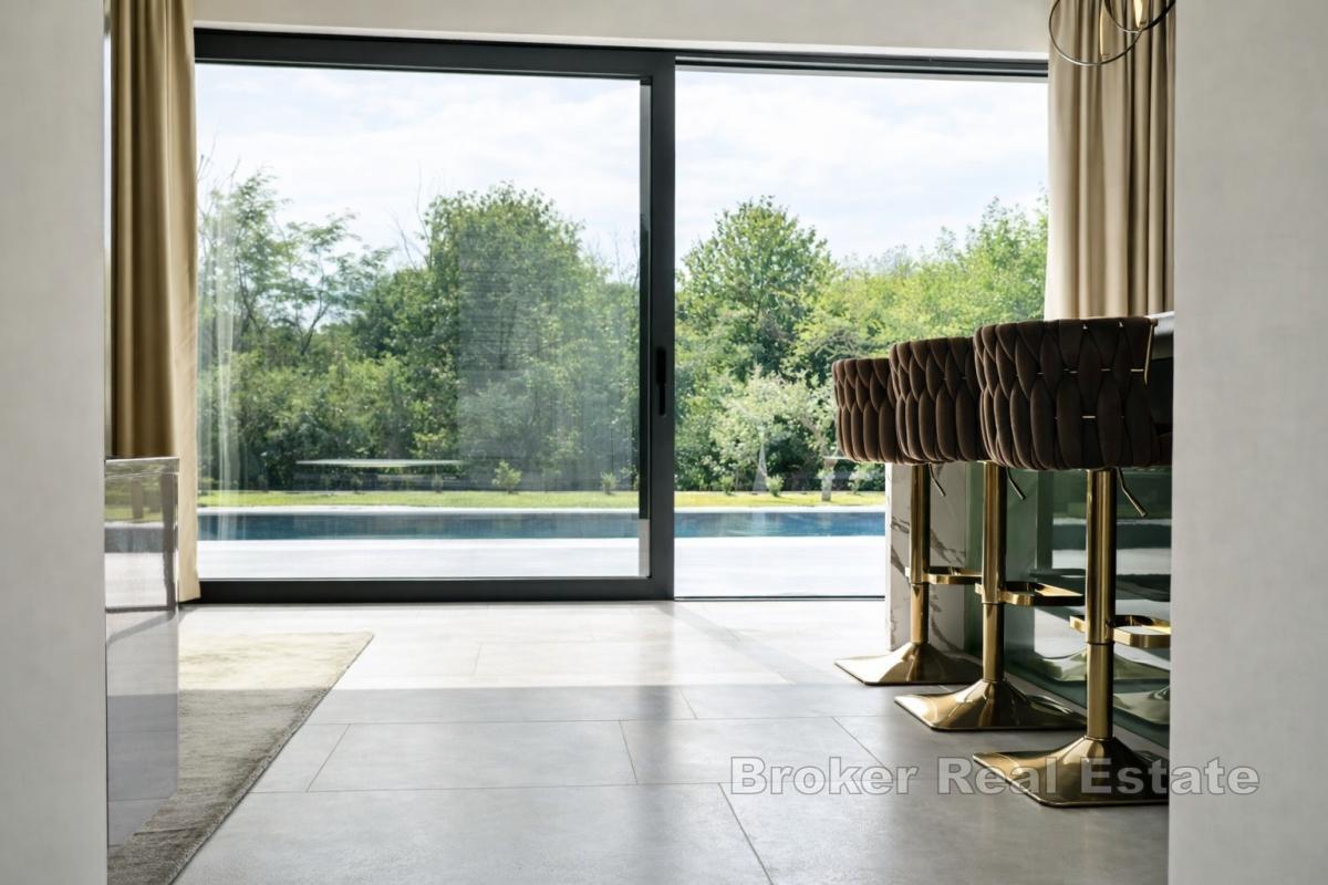 Moderní vila s bazénem a dvěma nezávislými bytovými jednotkami