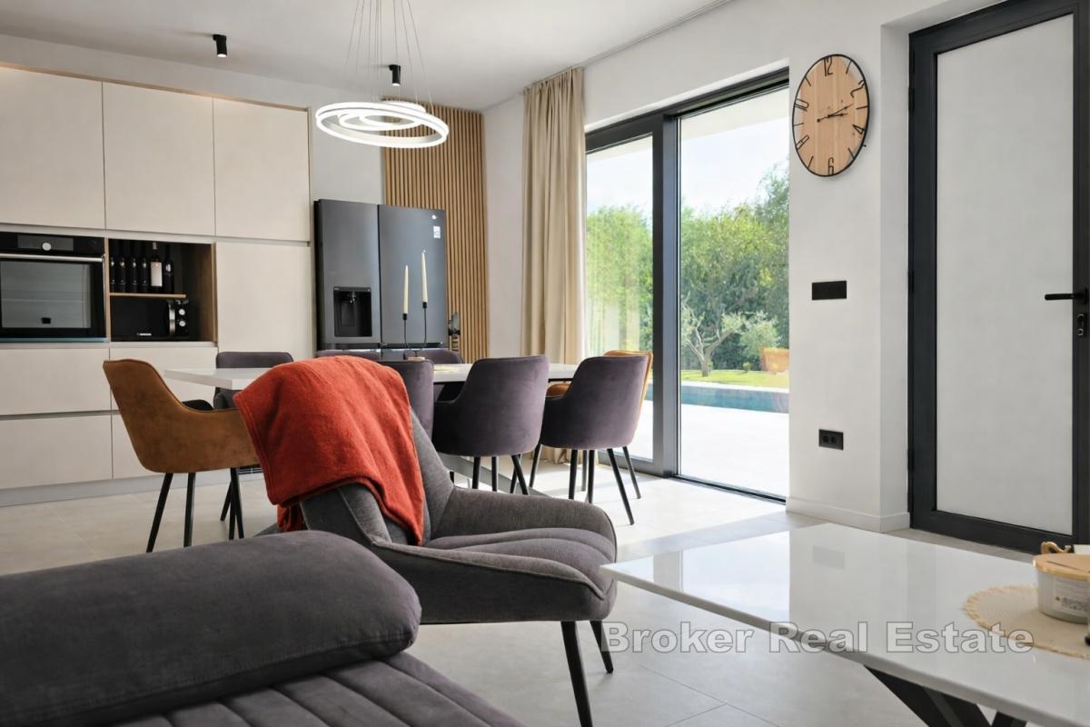 Moderní vila s bazénem a dvěma nezávislými bytovými jednotkami