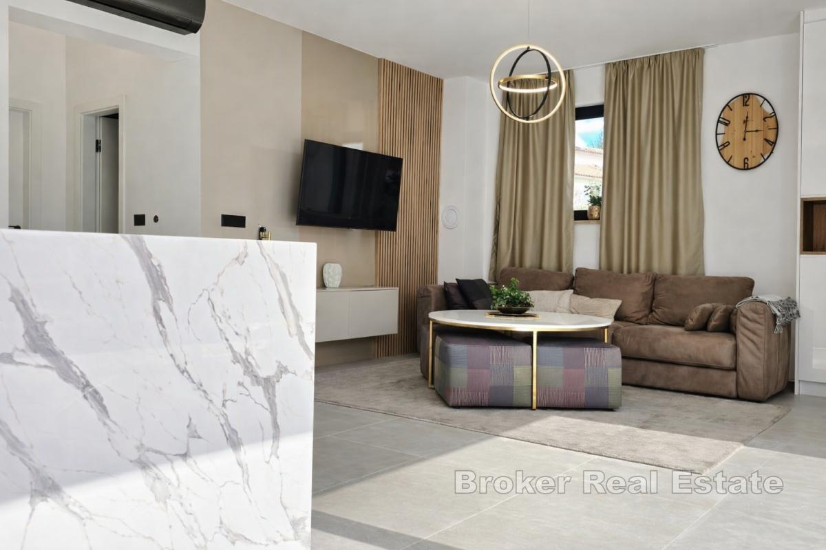 Moderní vila s bazénem a dvěma nezávislými bytovými jednotkami