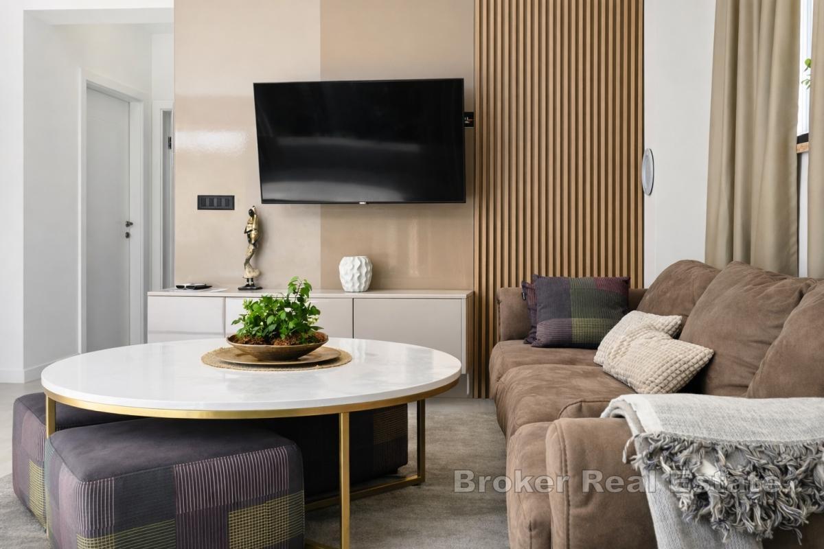 Moderní vila s bazénem a dvěma nezávislými bytovými jednotkami