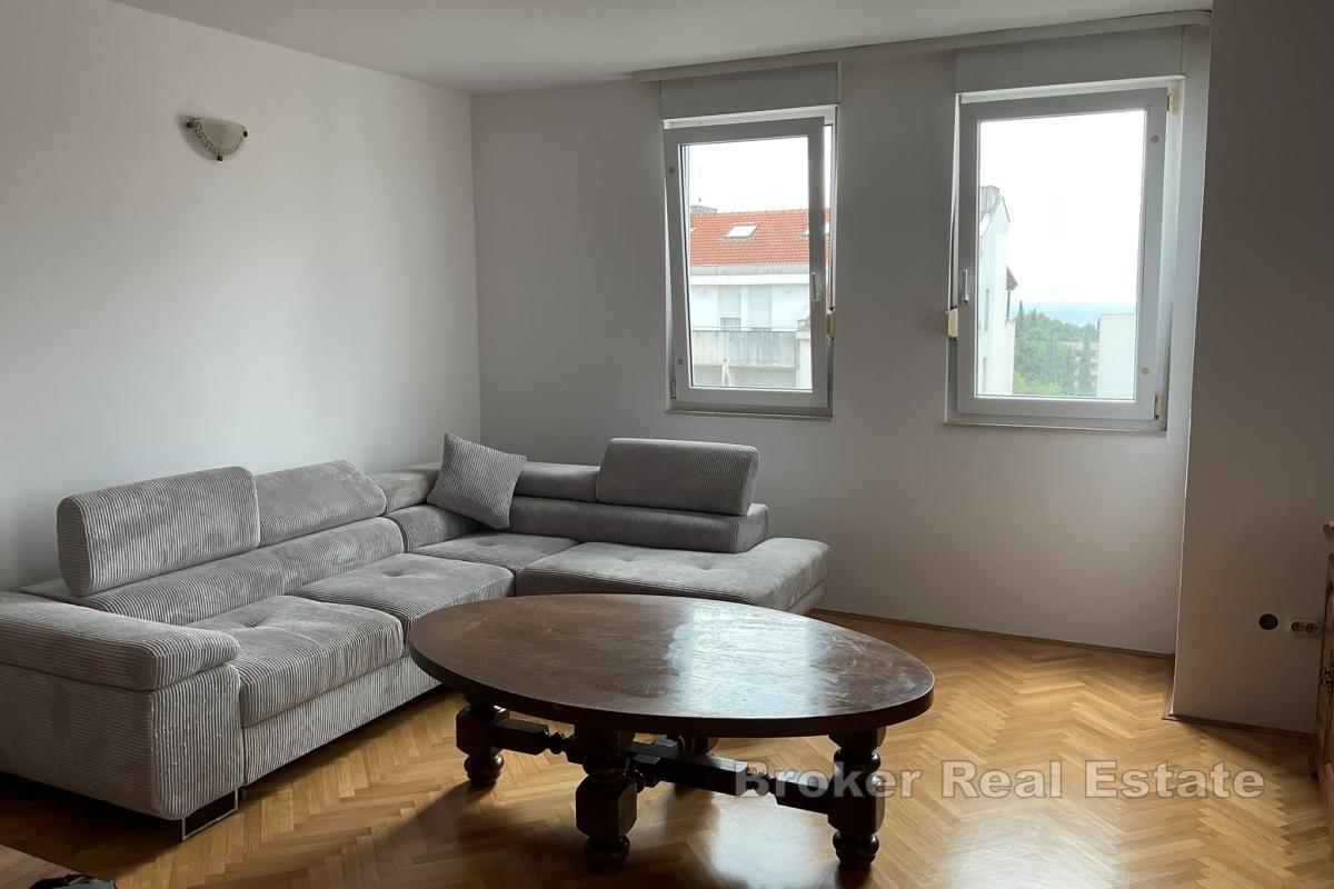 Romslig treroms leilighet med flott beliggenhet med utsikt over havet