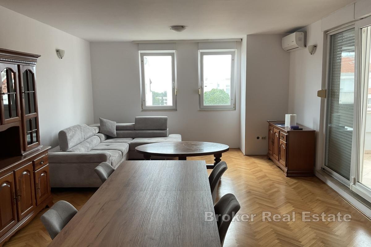 Romslig treroms leilighet med flott beliggenhet med utsikt over havet