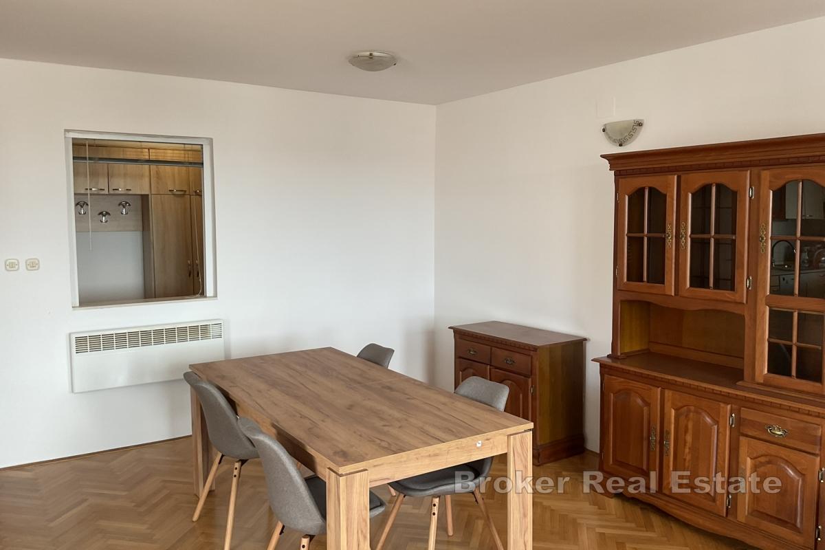 Romslig treroms leilighet med flott beliggenhet med utsikt over havet