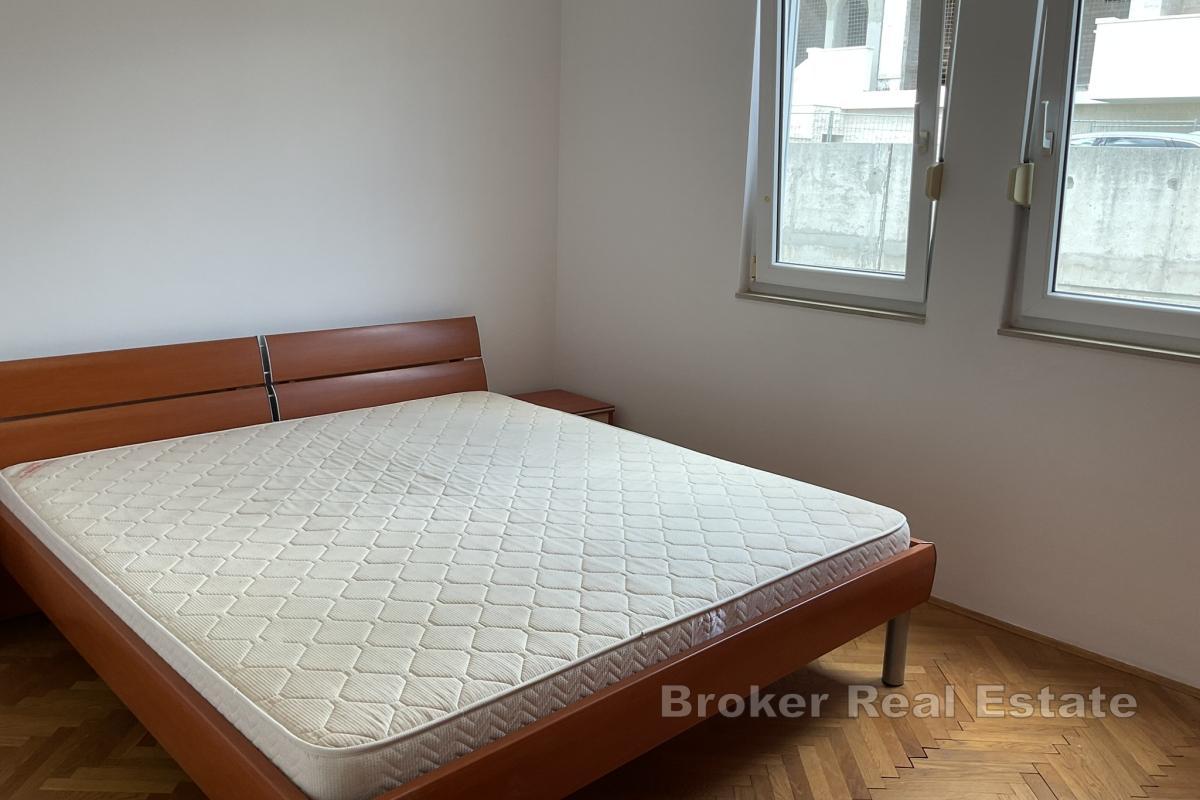 Romslig treroms leilighet med flott beliggenhet med utsikt over havet