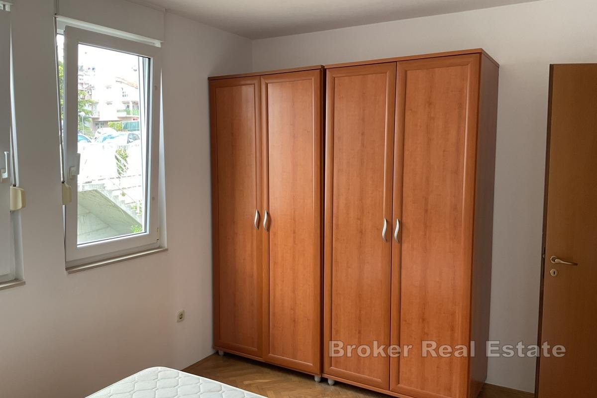 Romslig treroms leilighet med flott beliggenhet med utsikt over havet