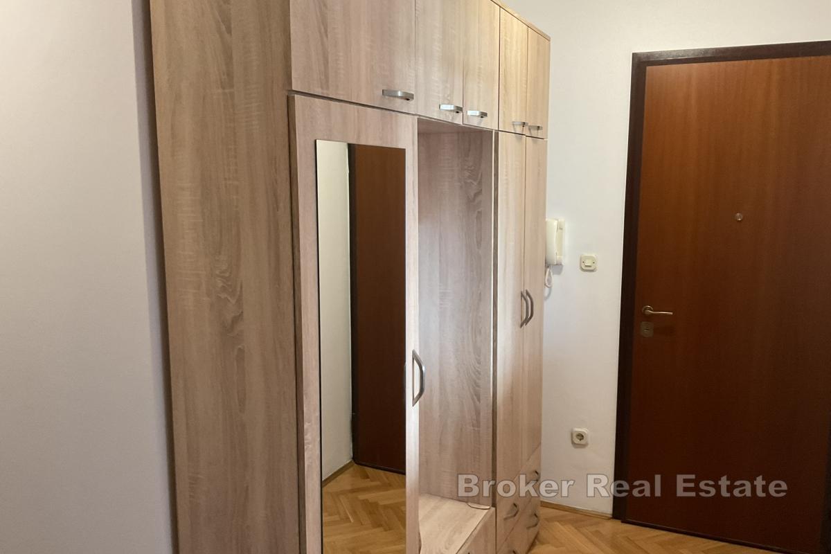 Romslig treroms leilighet med flott beliggenhet med utsikt over havet