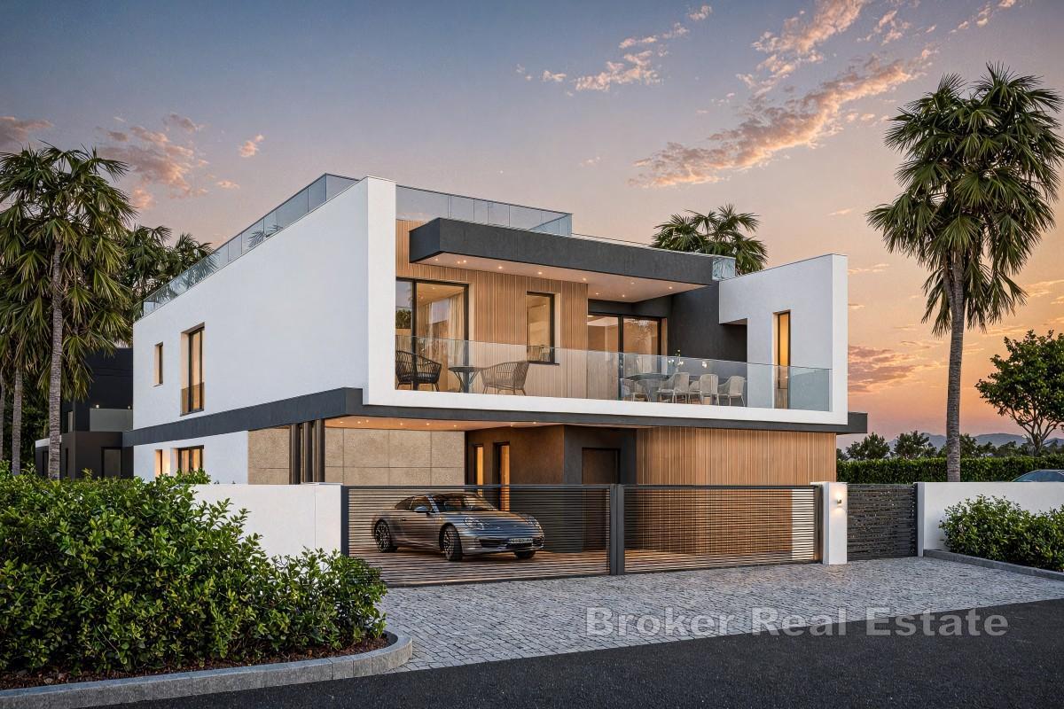 Moderne villa nær sjøen med svømmebasseng og romslig takterrasse