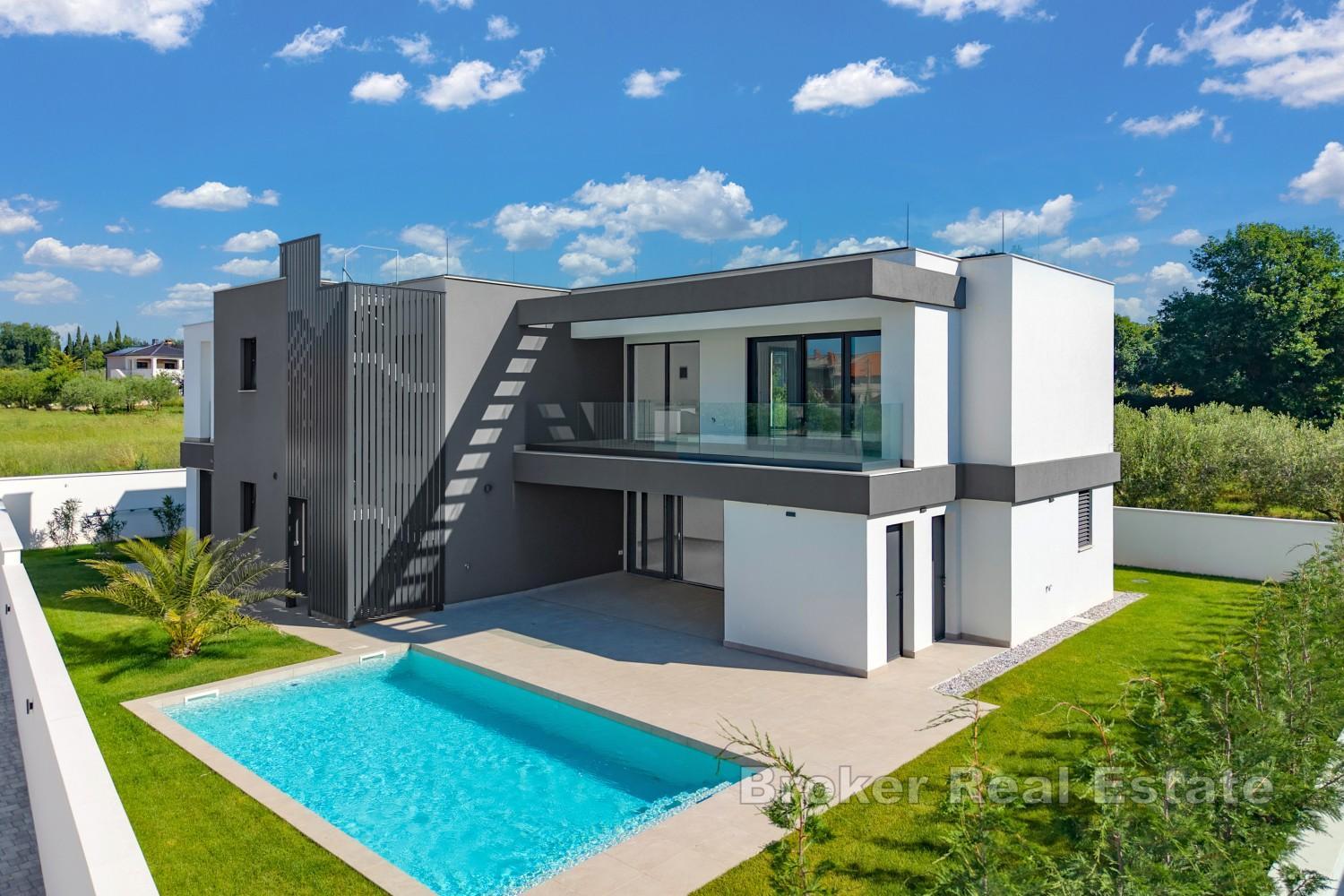 Moderne Villa in Meeresnähe mit Pool und großzügiger Dachterrasse