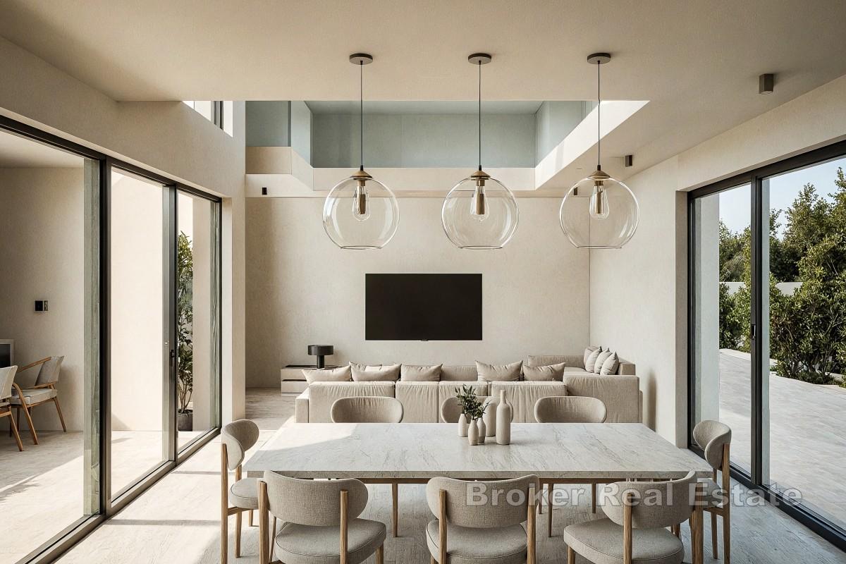 Moderne villa nær sjøen med svømmebasseng og romslig takterrasse