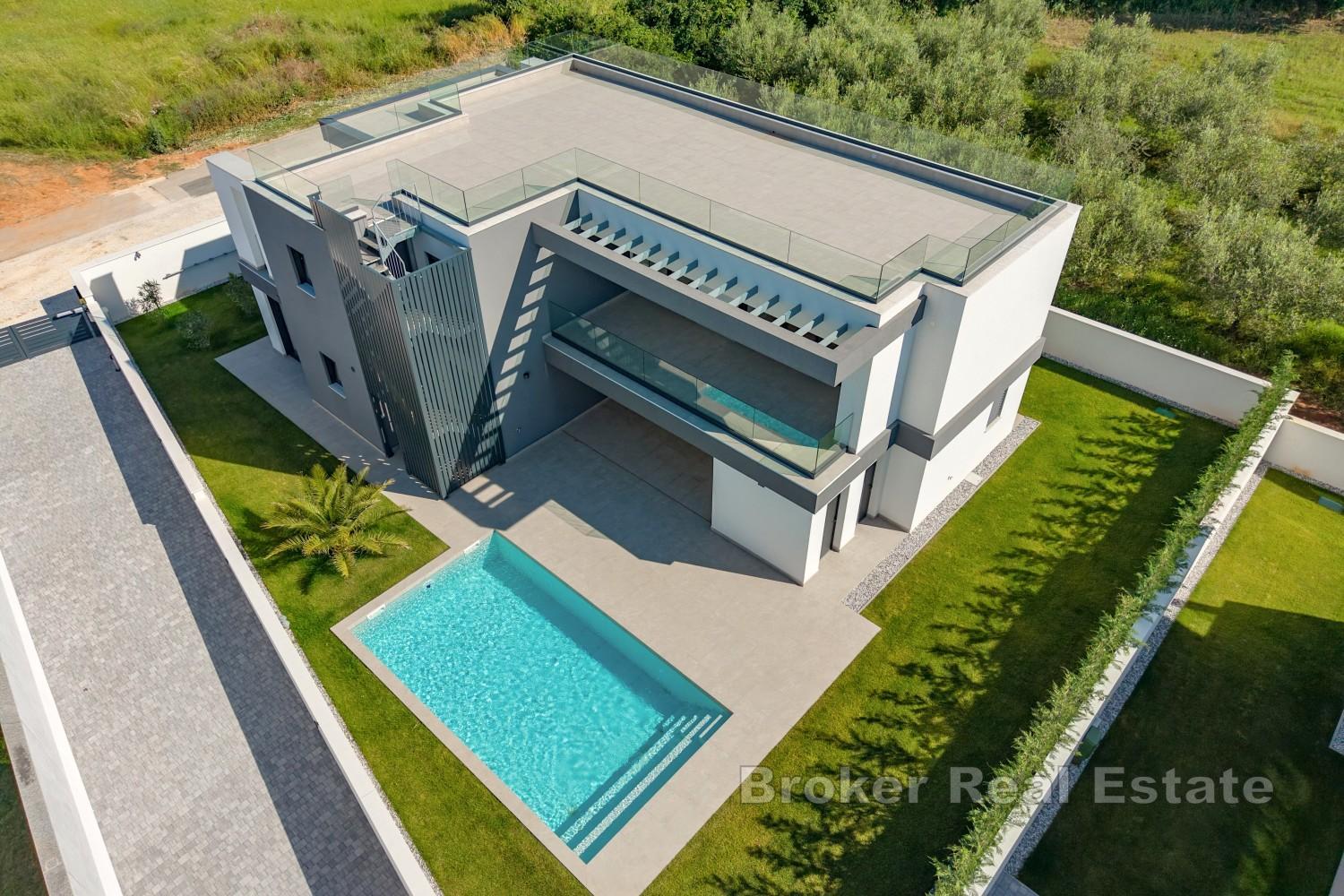 Moderne Villa in Meeresnähe mit Pool und großzügiger Dachterrasse