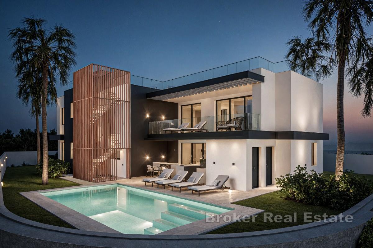 Moderne villa nær sjøen med svømmebasseng og romslig takterrasse