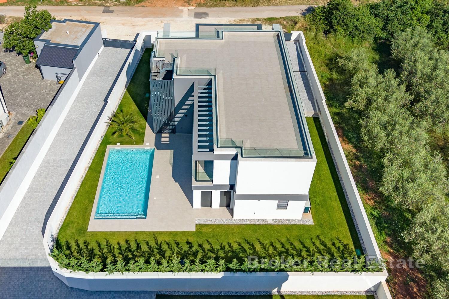 Moderne Villa in Meeresnähe mit Pool und großzügiger Dachterrasse