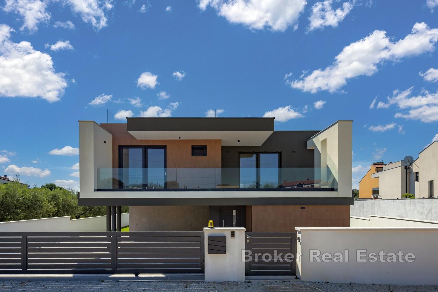 Moderne Villa in Meeresnähe mit Pool und großzügiger Dachterrasse