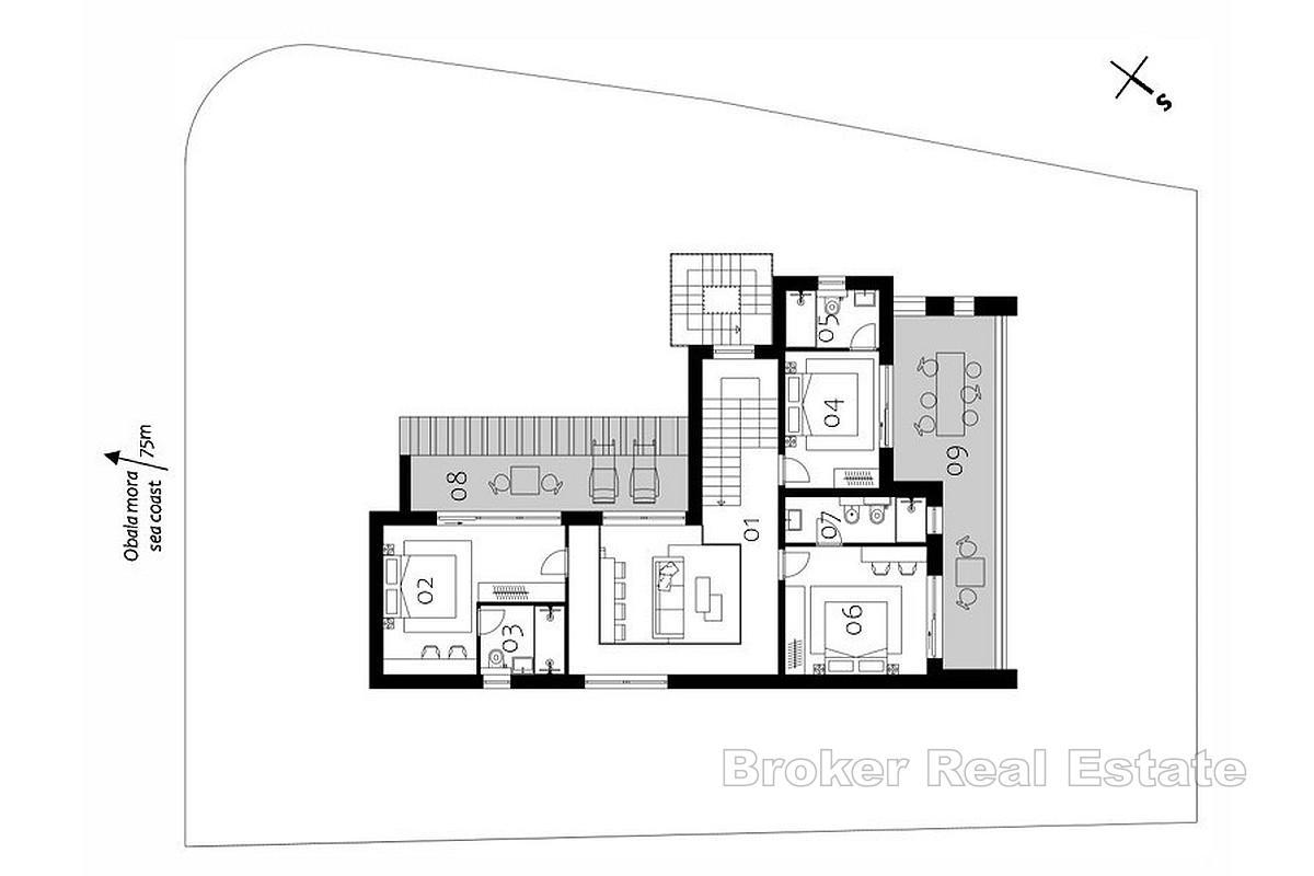 Moderne villa nær sjøen med svømmebasseng og romslig takterrasse