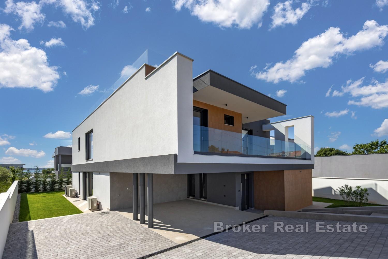 Moderne Villa in Meeresnähe mit Pool und großzügiger Dachterrasse