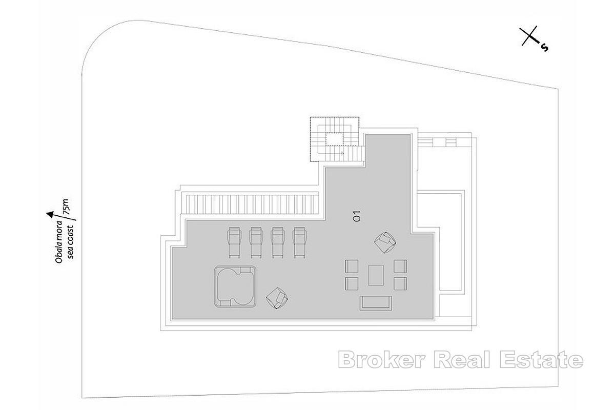 Moderne villa nær sjøen med svømmebasseng og romslig takterrasse