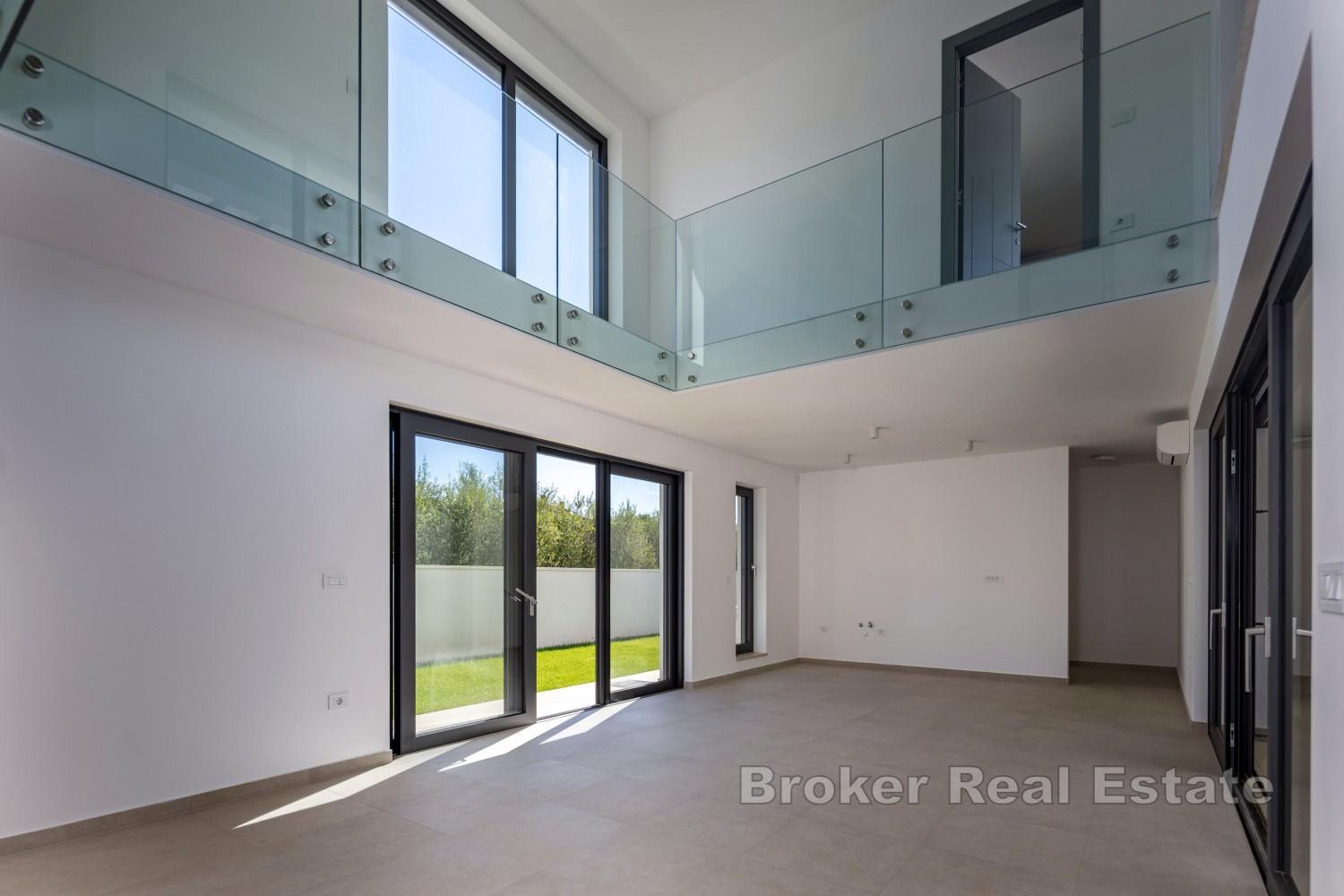 Moderne Villa in Meeresnähe mit Pool und großzügiger Dachterrasse