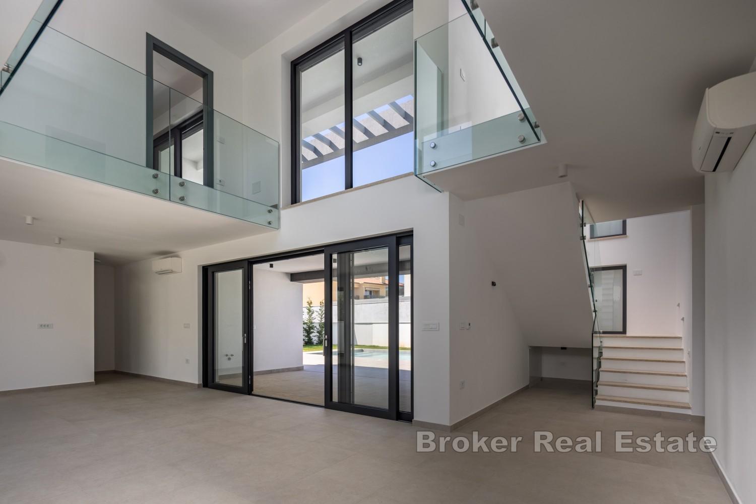 Moderne Villa in Meeresnähe mit Pool und großzügiger Dachterrasse