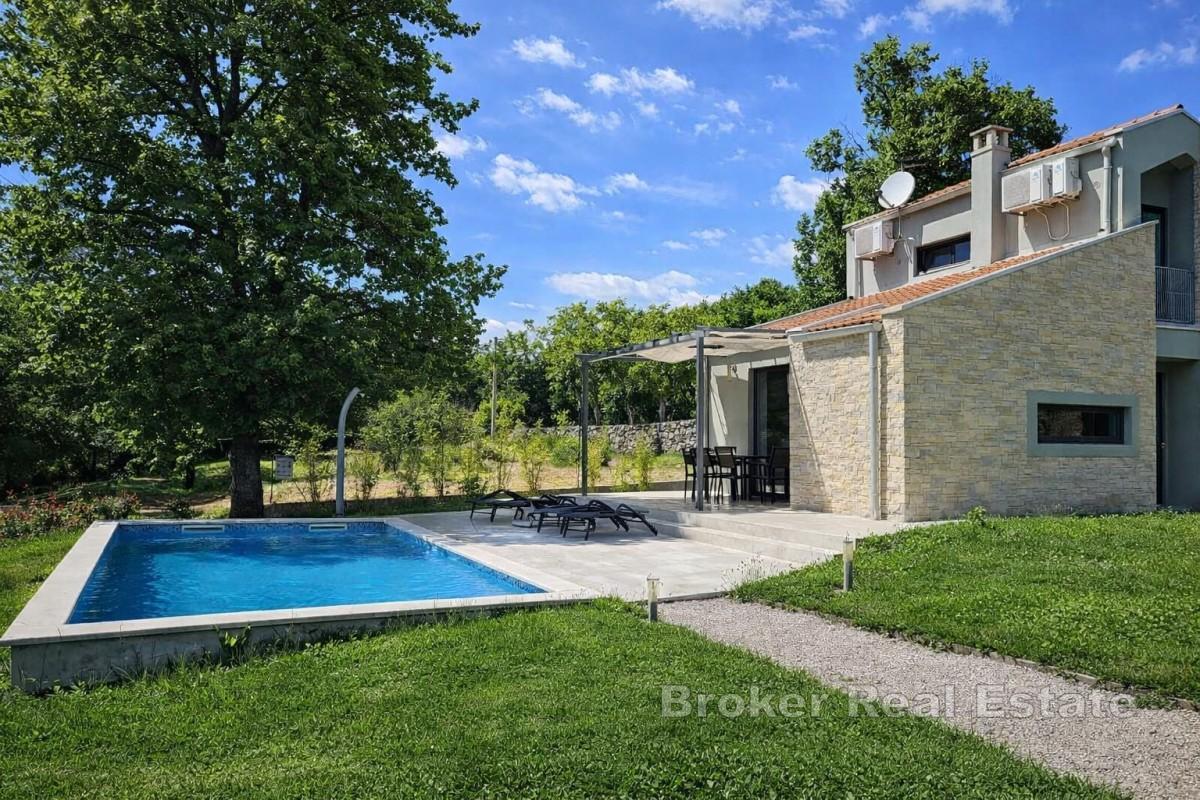 Moderne Villa mit privatem Pool und gepflegtem Garten