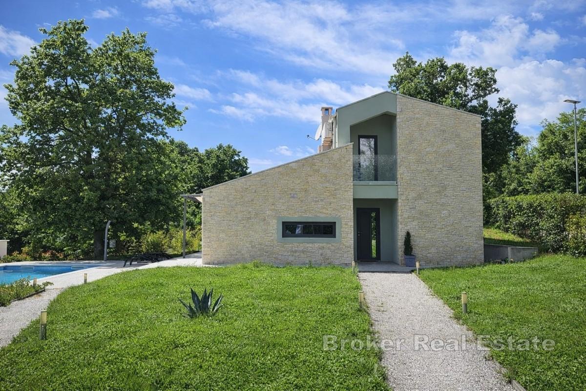 Moderne Villa mit privatem Pool und gepflegtem Garten