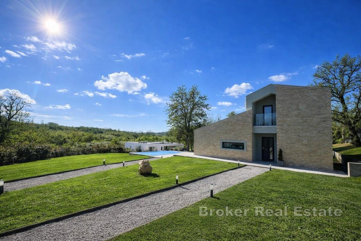 Moderne Villa mit privatem Pool und gepflegtem Garten
