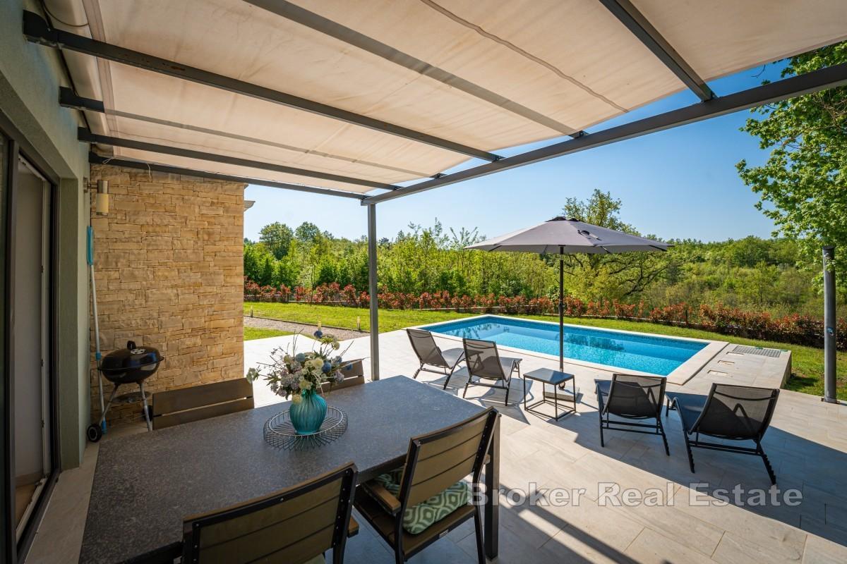 Moderne Villa mit privatem Pool und gepflegtem Garten