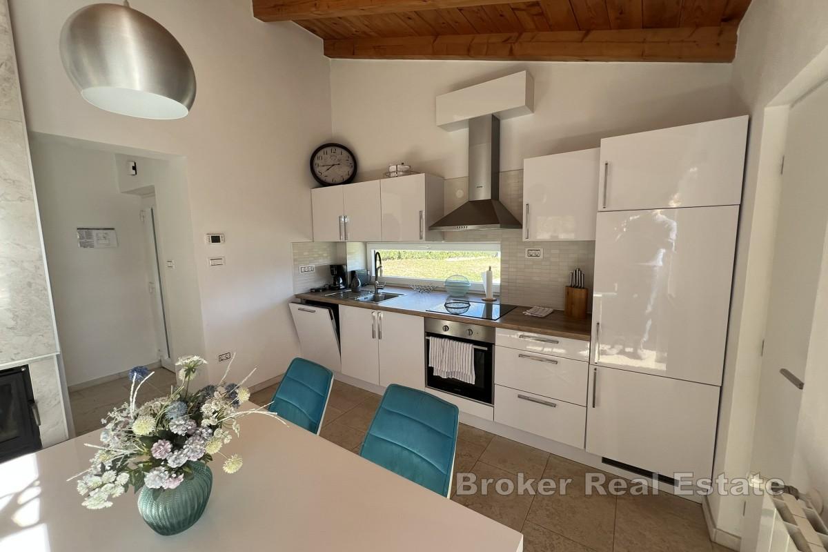 Moderne Villa mit privatem Pool und gepflegtem Garten