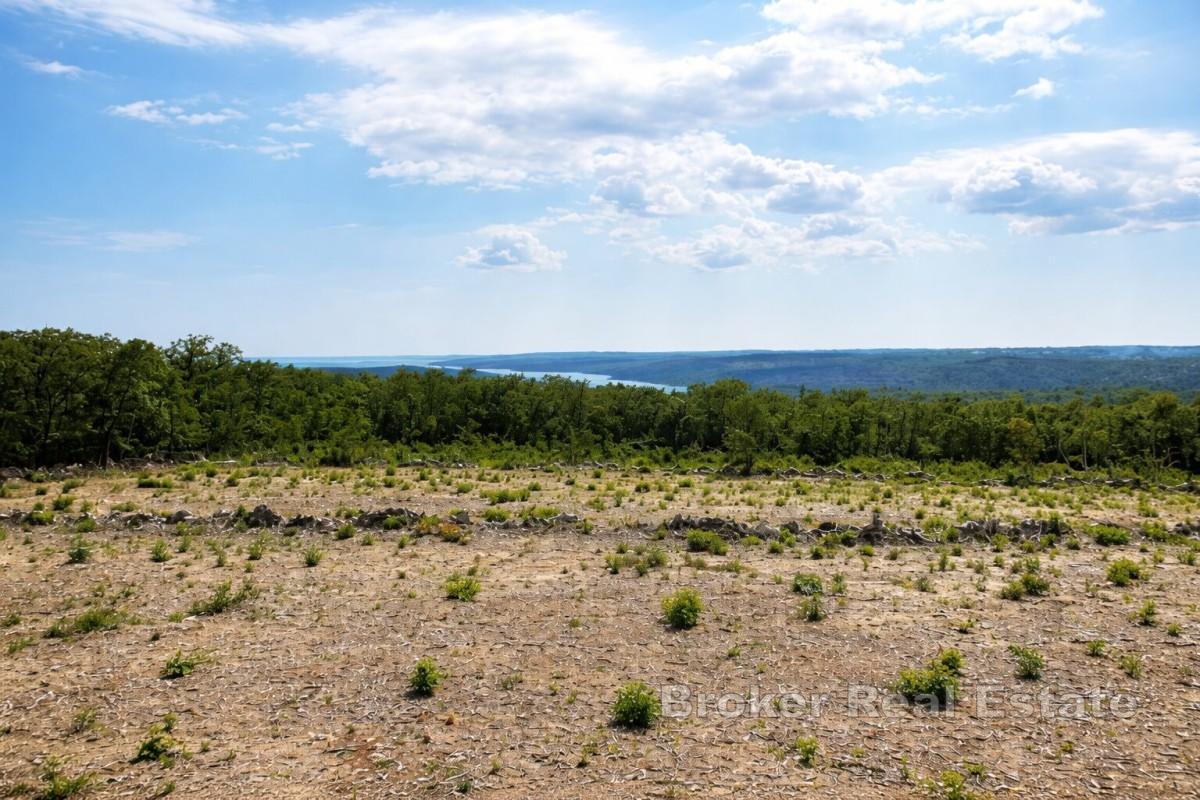Investiční pozemek s výhledem na moře ve východní Istrii