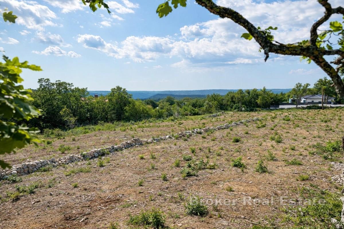 Investiční pozemek s výhledem na moře ve východní Istrii