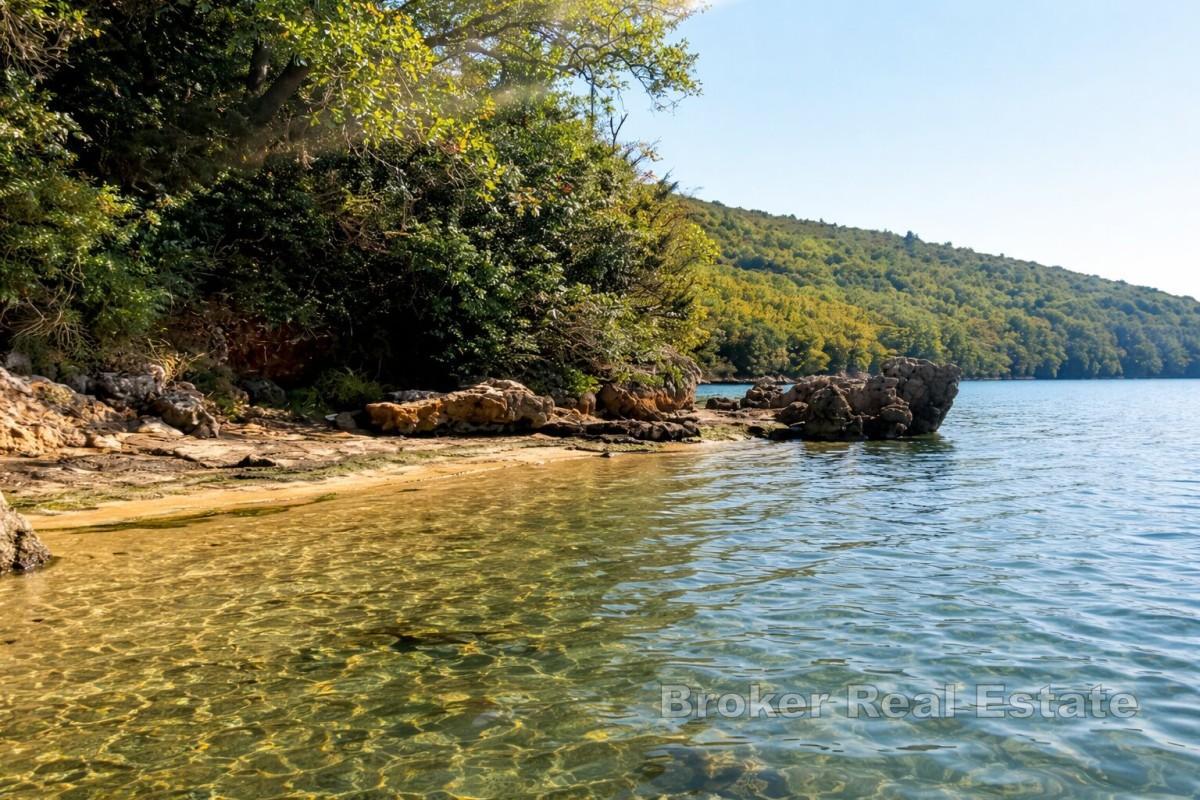 Investiční pozemek s výhledem na moře ve východní Istrii