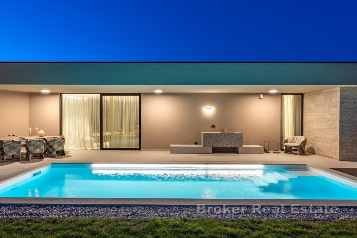 Moderní vila s bazénem a naprostým soukromím
