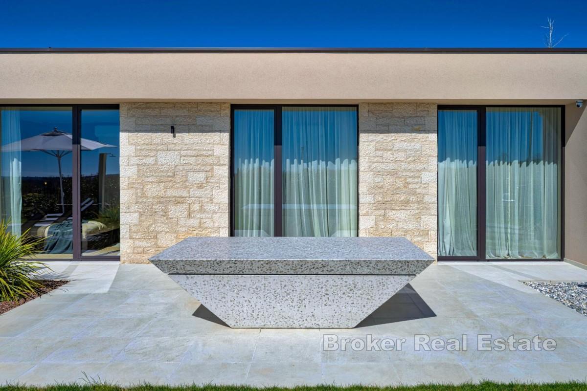 Moderní vila s bazénem a naprostým soukromím