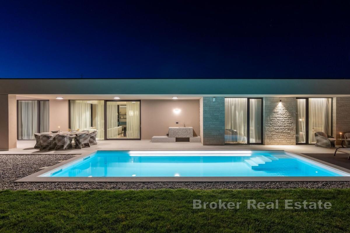 Luksuzna prizemna vila s bazenom i pametnim sustavima