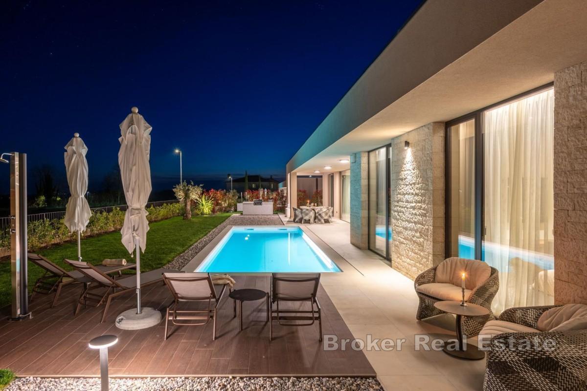 Luxuriöse Erdgeschossvilla mit Pool und Smart-Home-Systemen