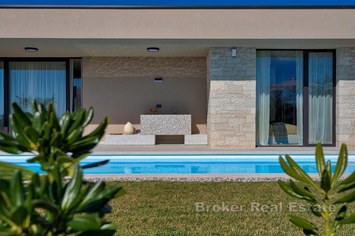 Luxuriöse Erdgeschossvilla mit Pool und Smart-Home-Systemen