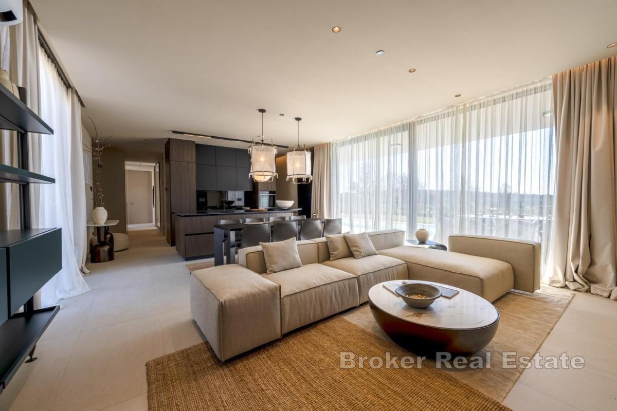 Villa di lusso al piano terra con piscina e sistemi domotici