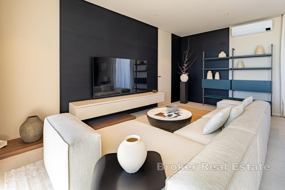Luxuriöse Erdgeschossvilla mit Pool und Smart-Home-Systemen
