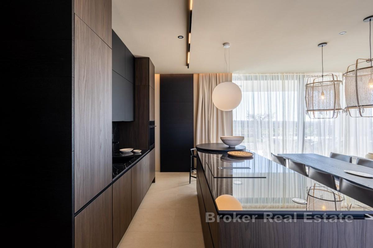 Villa di lusso al piano terra con piscina e sistemi domotici