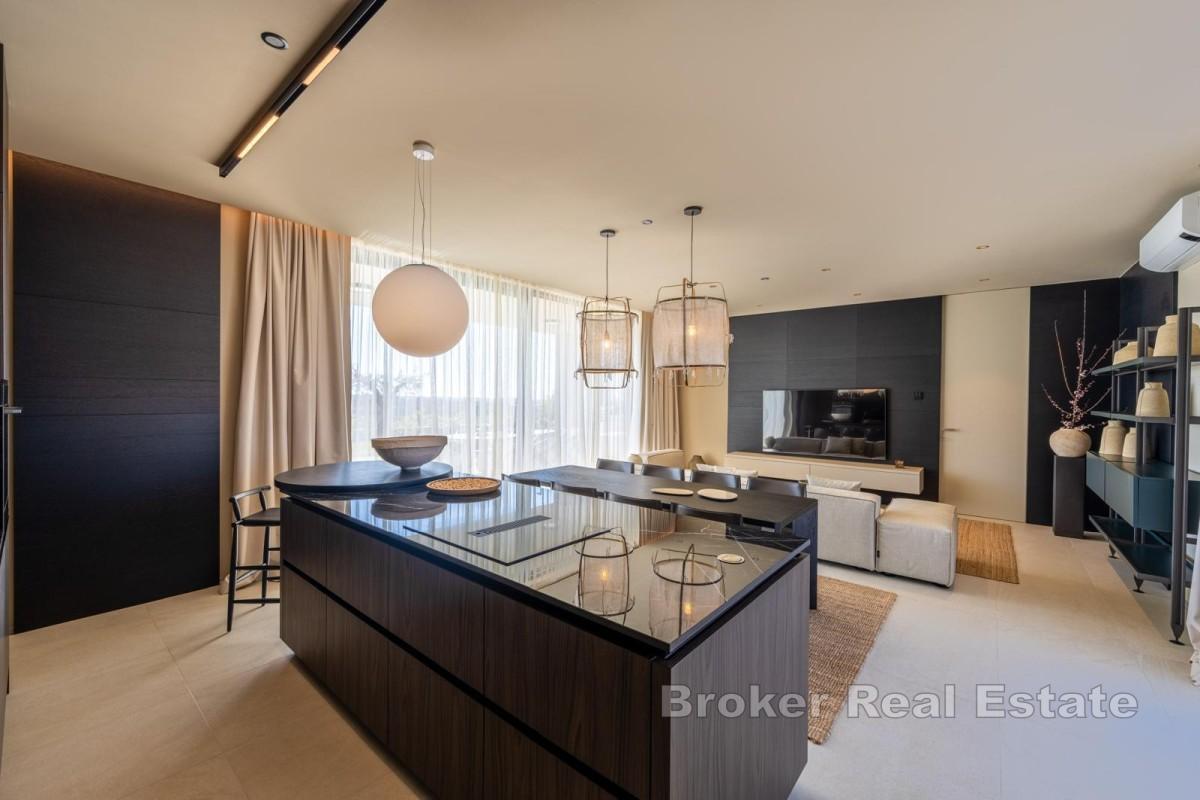 Villa di lusso al piano terra con piscina e sistemi domotici