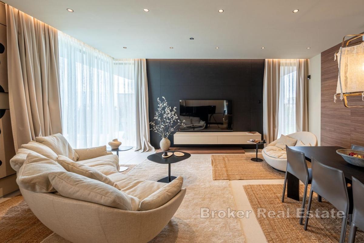 Luksuzna dvoetažna vila s bazenom i vrhunskom opremom