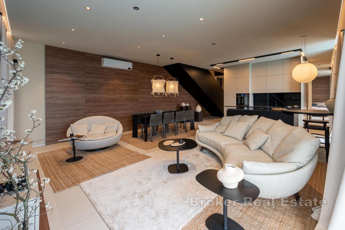 Luksuzna dvoetažna vila s bazenom i vrhunskom opremom