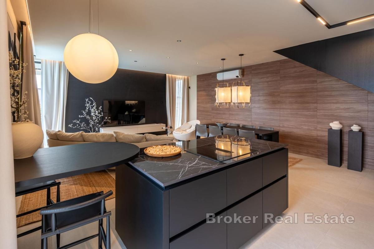 Luksuzna dvoetažna vila s bazenom i vrhunskom opremom