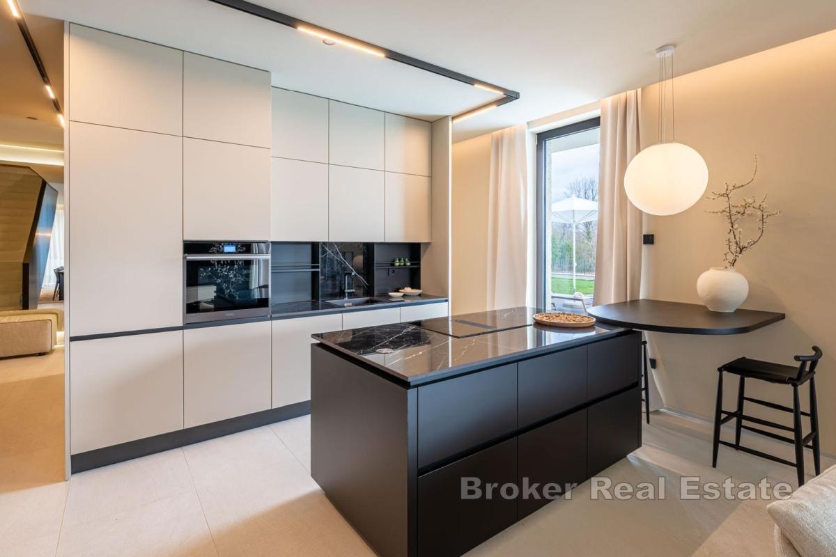 Luksuzna dvoetažna vila s bazenom i vrhunskom opremom