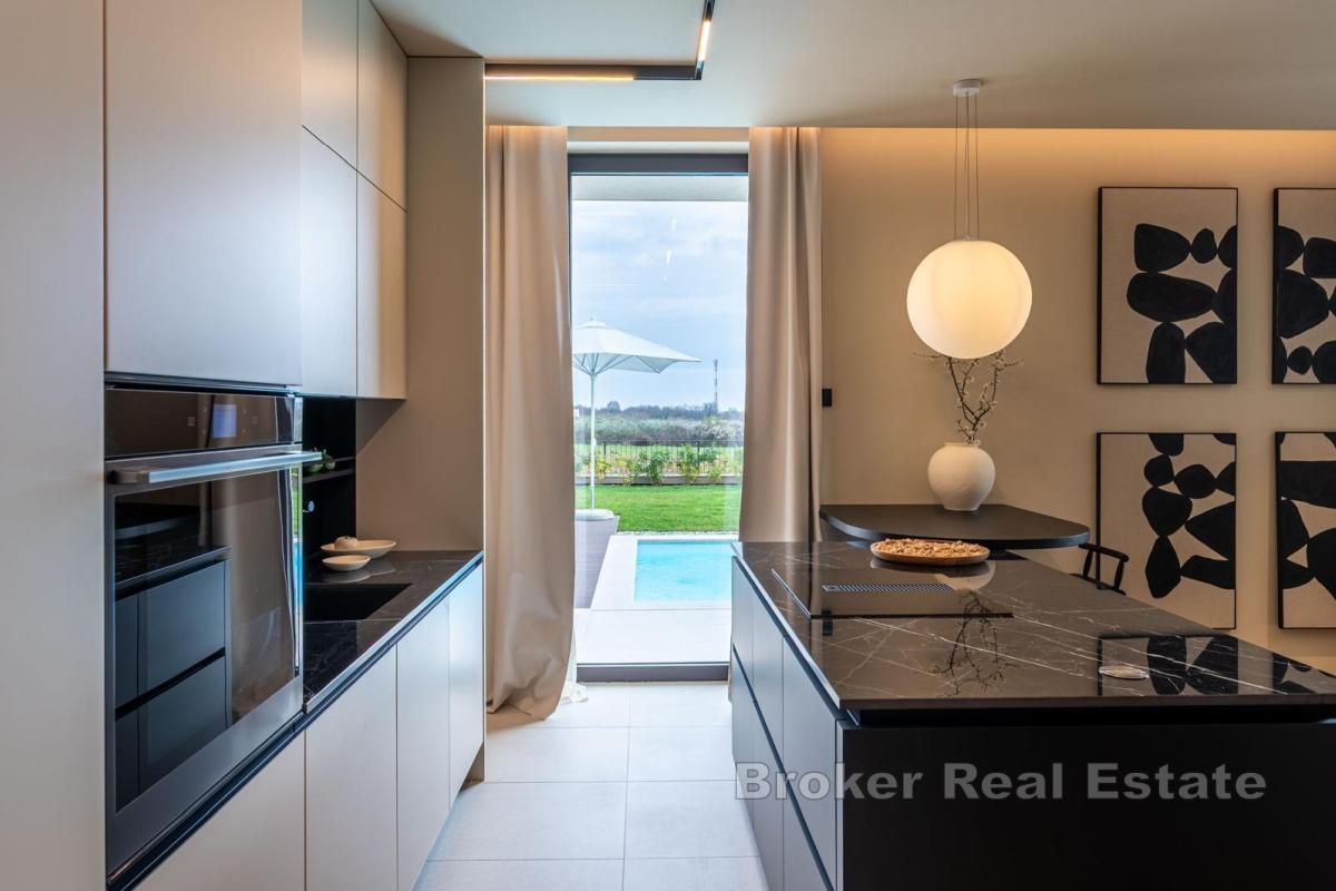 Luksuzna dvoetažna vila s bazenom i vrhunskom opremom