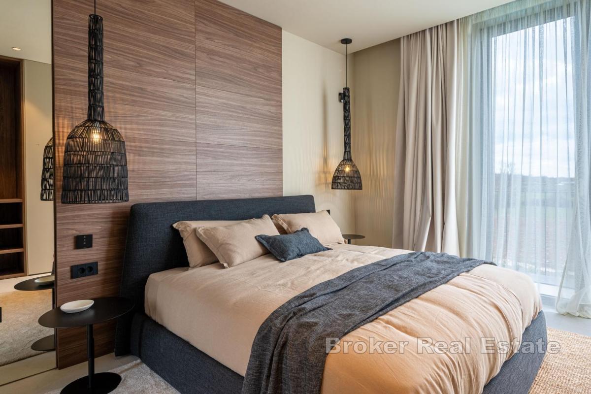 Luksuzna dvoetažna vila s bazenom i vrhunskom opremom