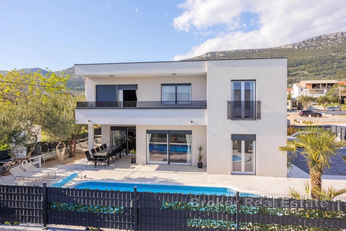 Привлекательная вилла с бассейном