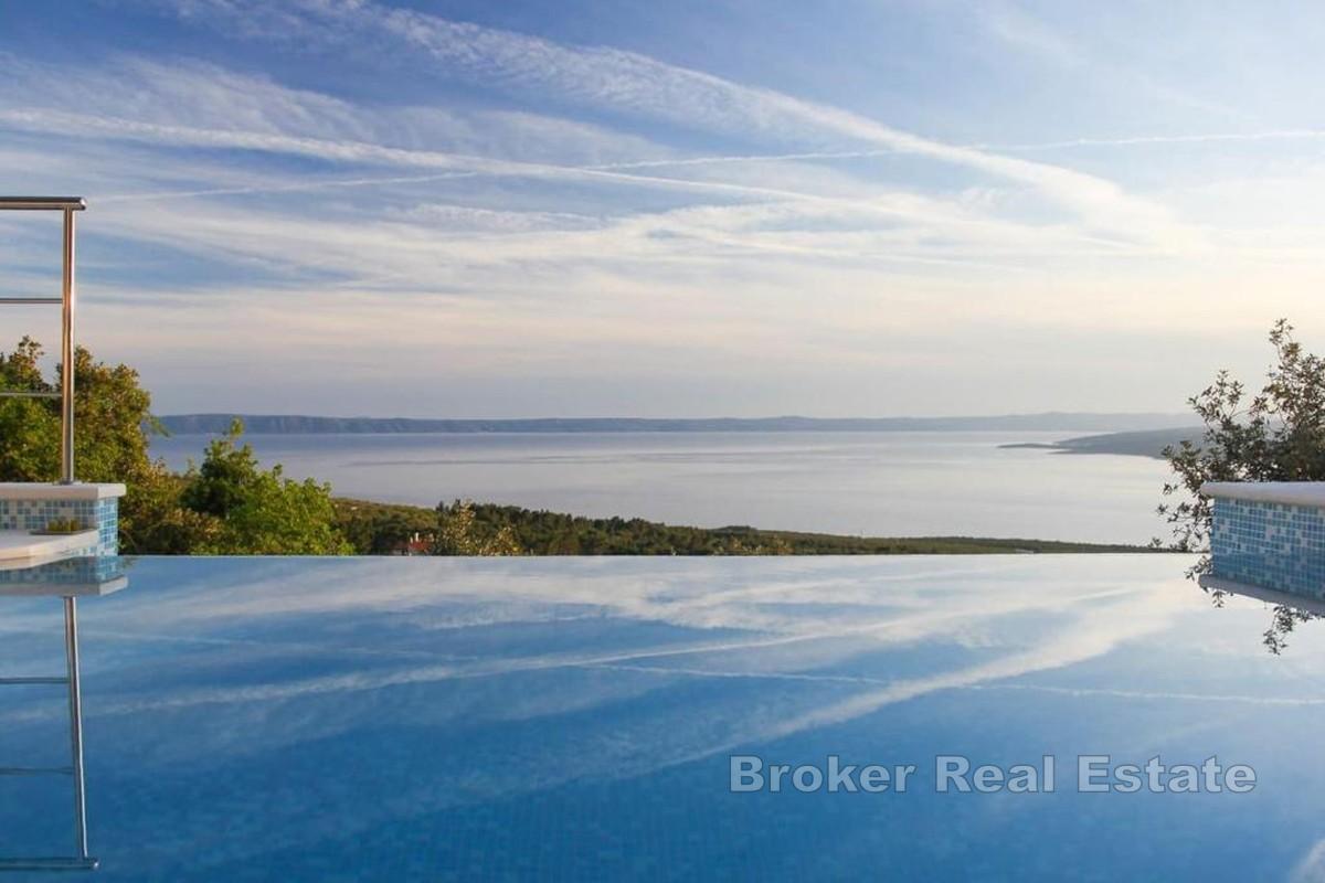 Maison traditionnelle en pierre avec piscine et vue mer