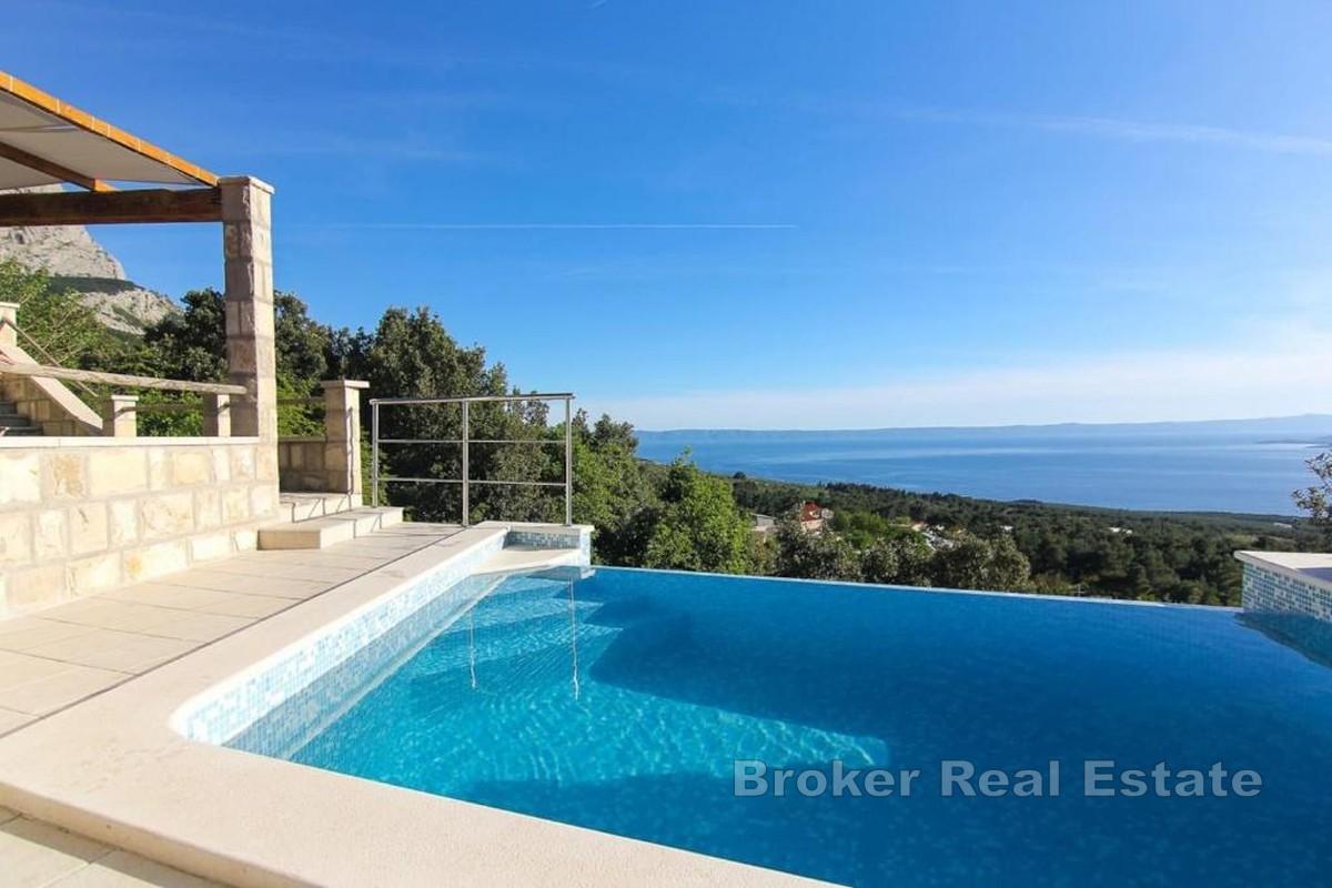 Maison traditionnelle en pierre avec piscine et vue mer